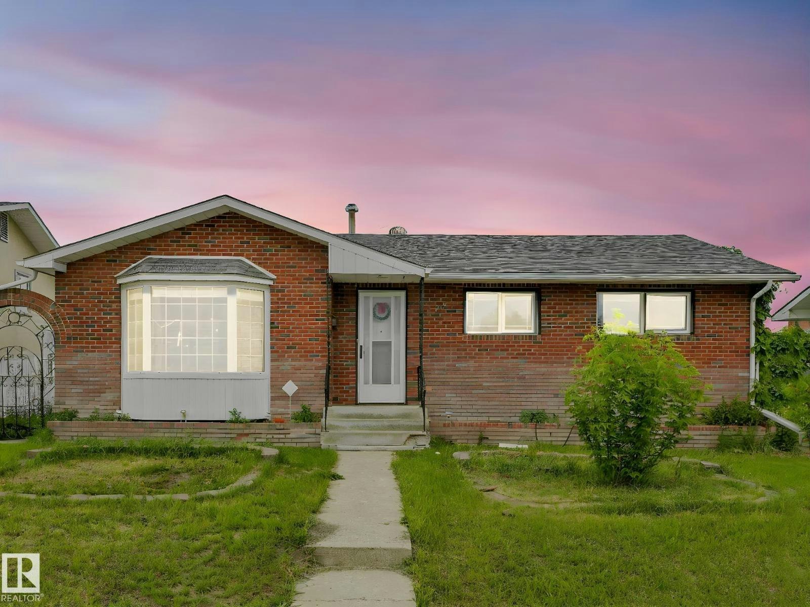 9528 151 Avenue NW, Edmonton, AB, T5E 2R3