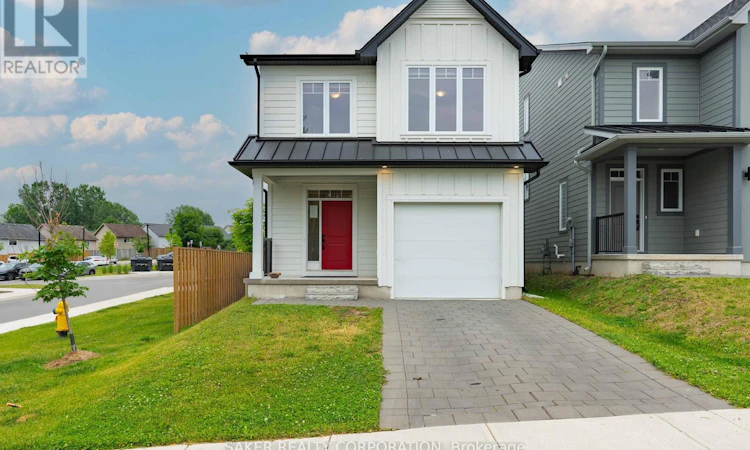 939 Deveron Crescent