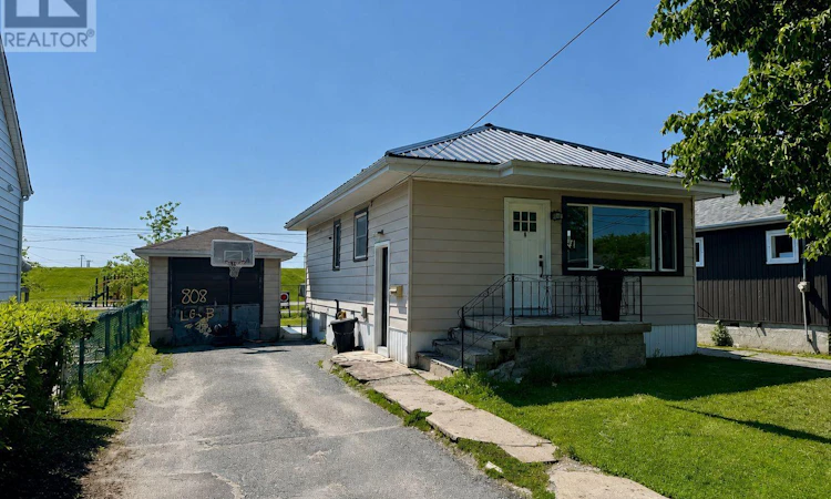 808 Victoria Street