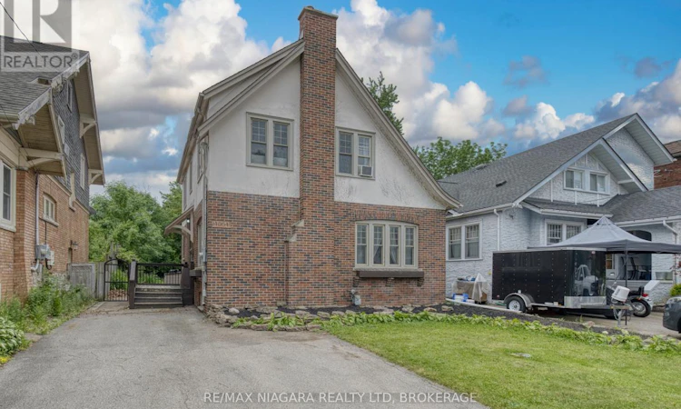 4864 Simcoe Street