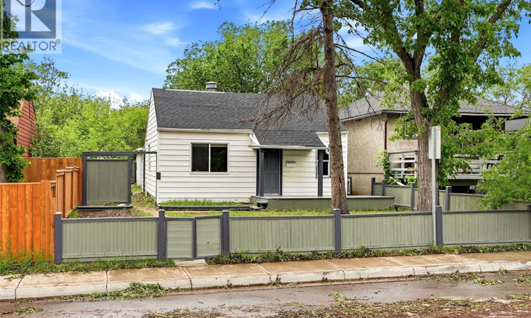 922 Athol Street