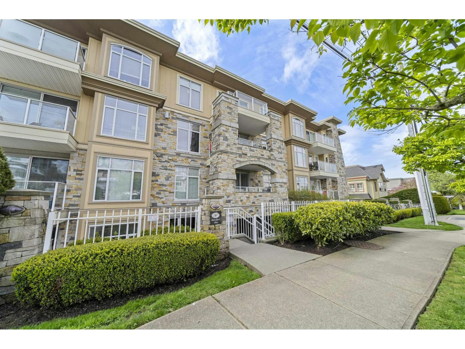 102-15164 Prospect Avenue, Surrey, BC, V4B 2B9