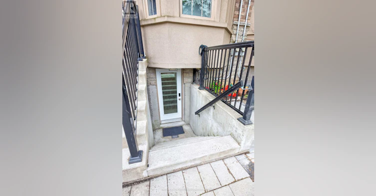 LOWER-2823 St Clair Avenue E, Toronto, ON, M4B 1N3 - 5