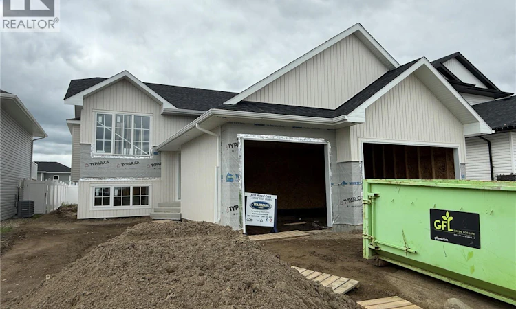 806 Woods Crescent