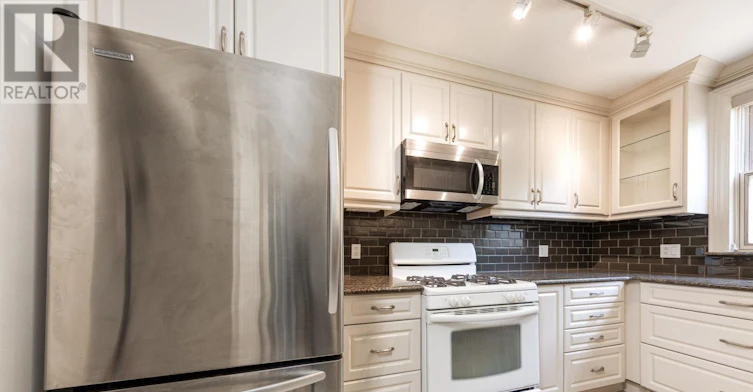 425 Broadway Avenue, Toronto, ON, M4G 2R3 - 9