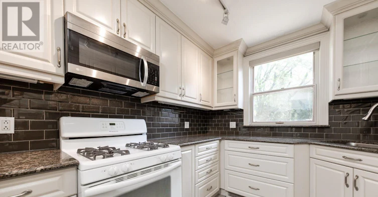 425 Broadway Avenue, Toronto, ON, M4G 2R3 - 7