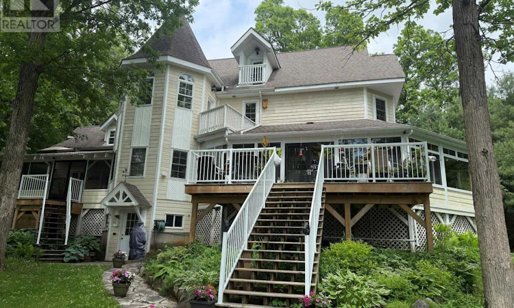 22 Knowles Crescent E