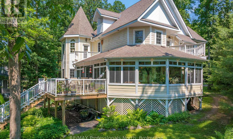 22 Knowles Crescent E