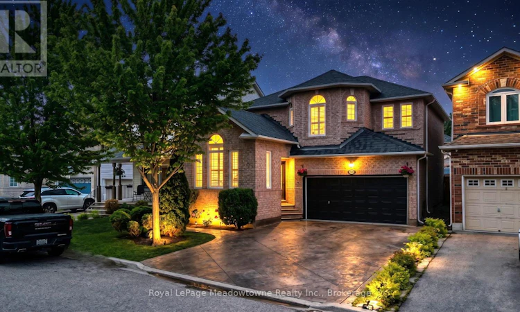 1201 Fox Crescent