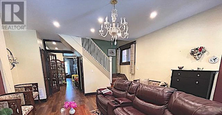 29 Appleton Avenue, Toronto, ON, M6E 3A4 - 4