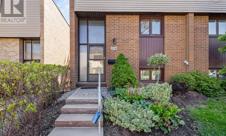 104 Forestside Crescent