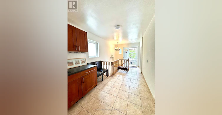 MAIN-32 Belgravia Avenue, Toronto, ON, M6E 2M5 - 9