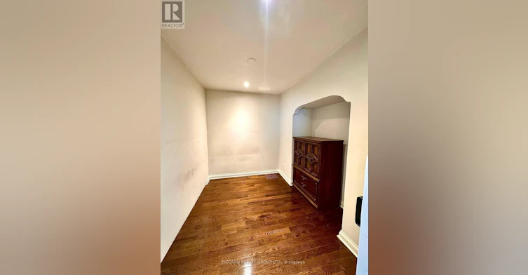 MAIN-32 Belgravia Avenue, Toronto, ON, M6E 2M5 - 6