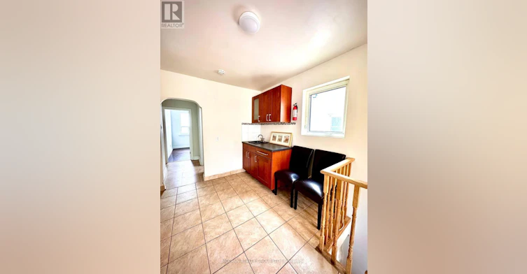 MAIN-32 Belgravia Avenue, Toronto, ON, M6E 2M5 - 3
