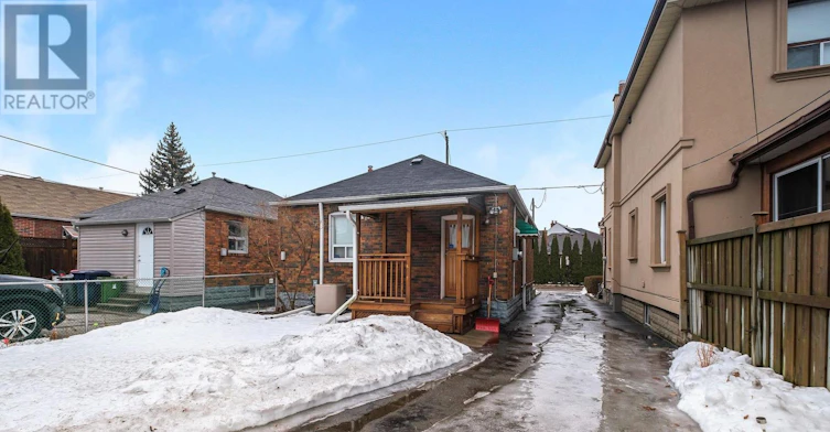 24 Barker Avenue, Toronto, ON, M4C 2N3 - 39