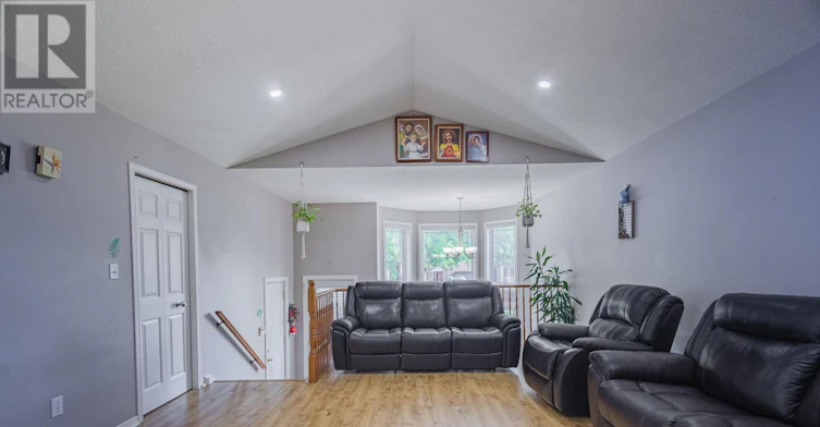 18 Kennedy Place, London, ON, N5V 4W1 - 4