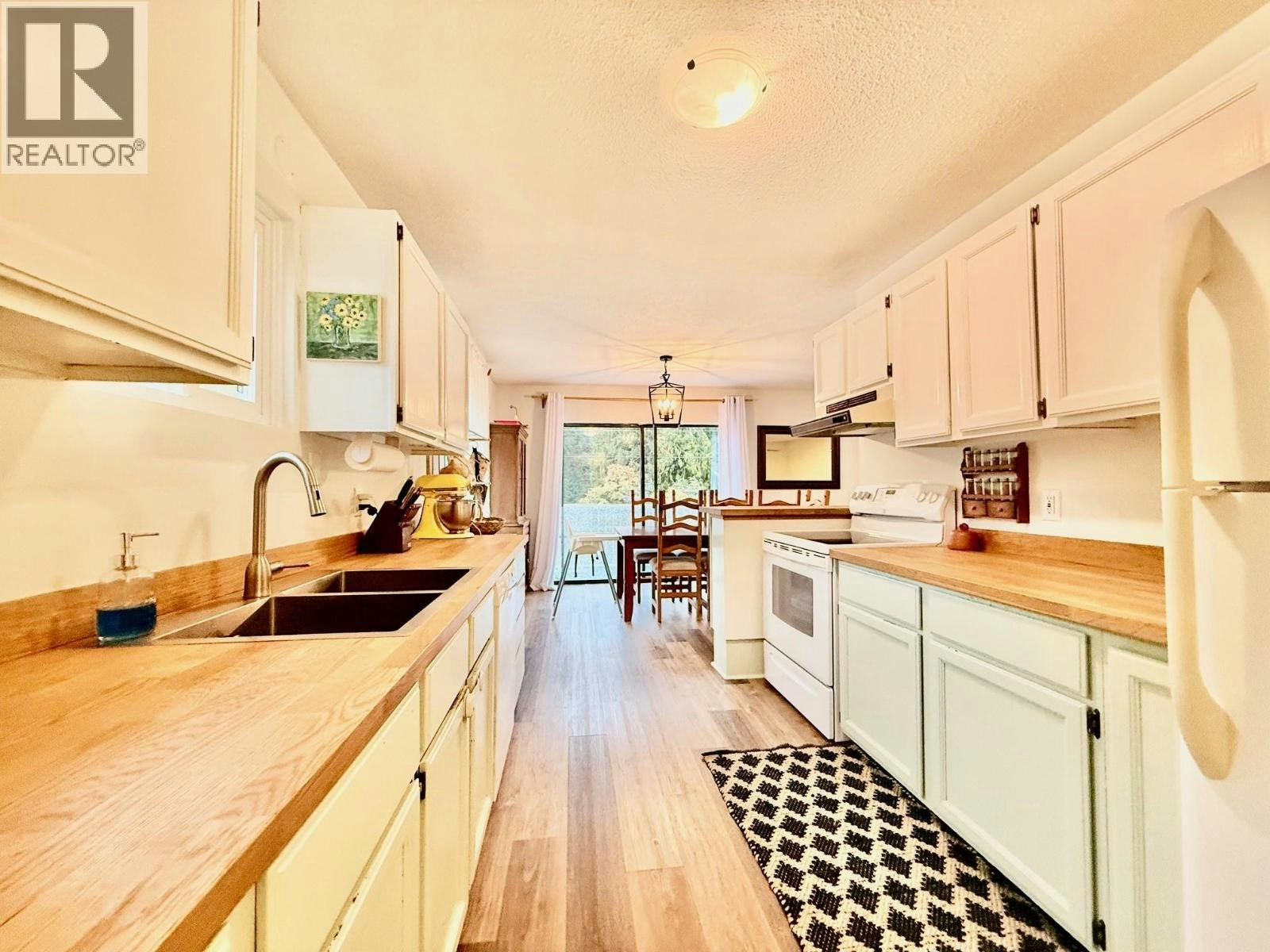 5607 Wakefield Road, Sechelt, BC, V7Z 0N3
