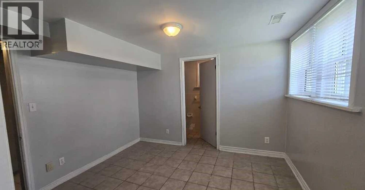 Lower-805 Giles Boulevard East, Windsor, ON, N9A 4E7 - 2