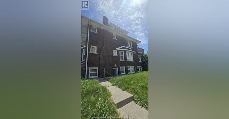 Lower-805 Giles Boulevard East, Windsor, ON, N9A 4E7