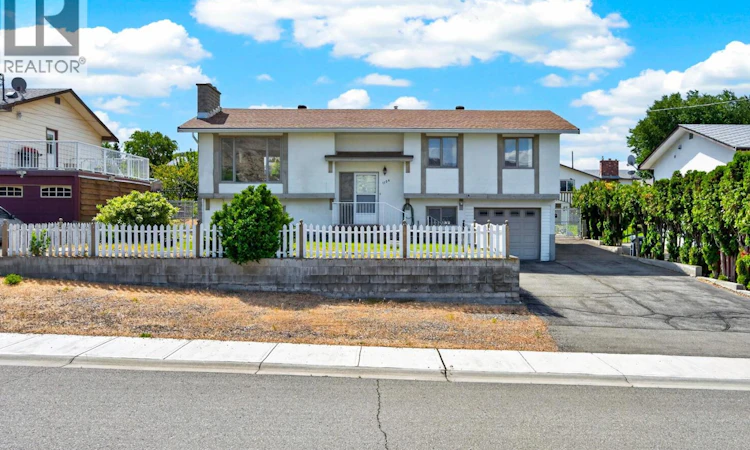 1106 Maclean Crescent
