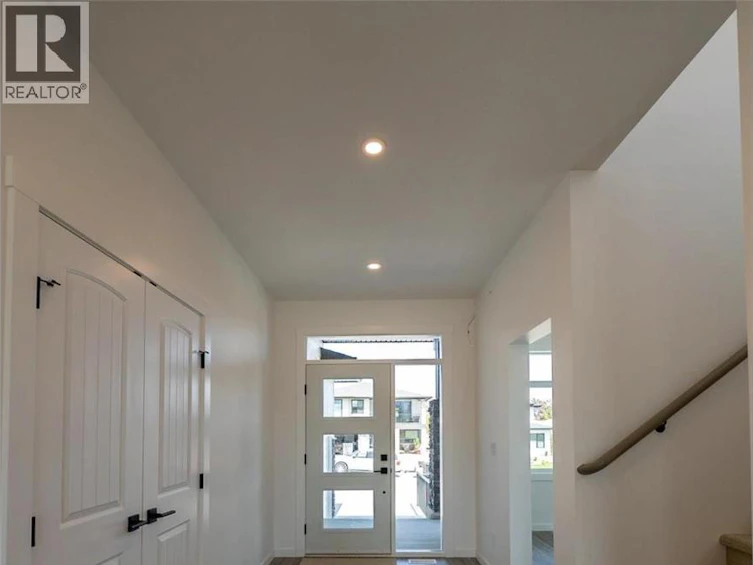 703 Lake Court, West Kelowna, BC, V1Z 1H6 - 3