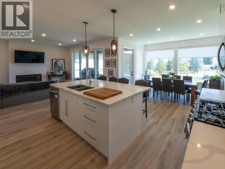 703 Lake Court, West Kelowna, BC, V1Z 1H6 - 6