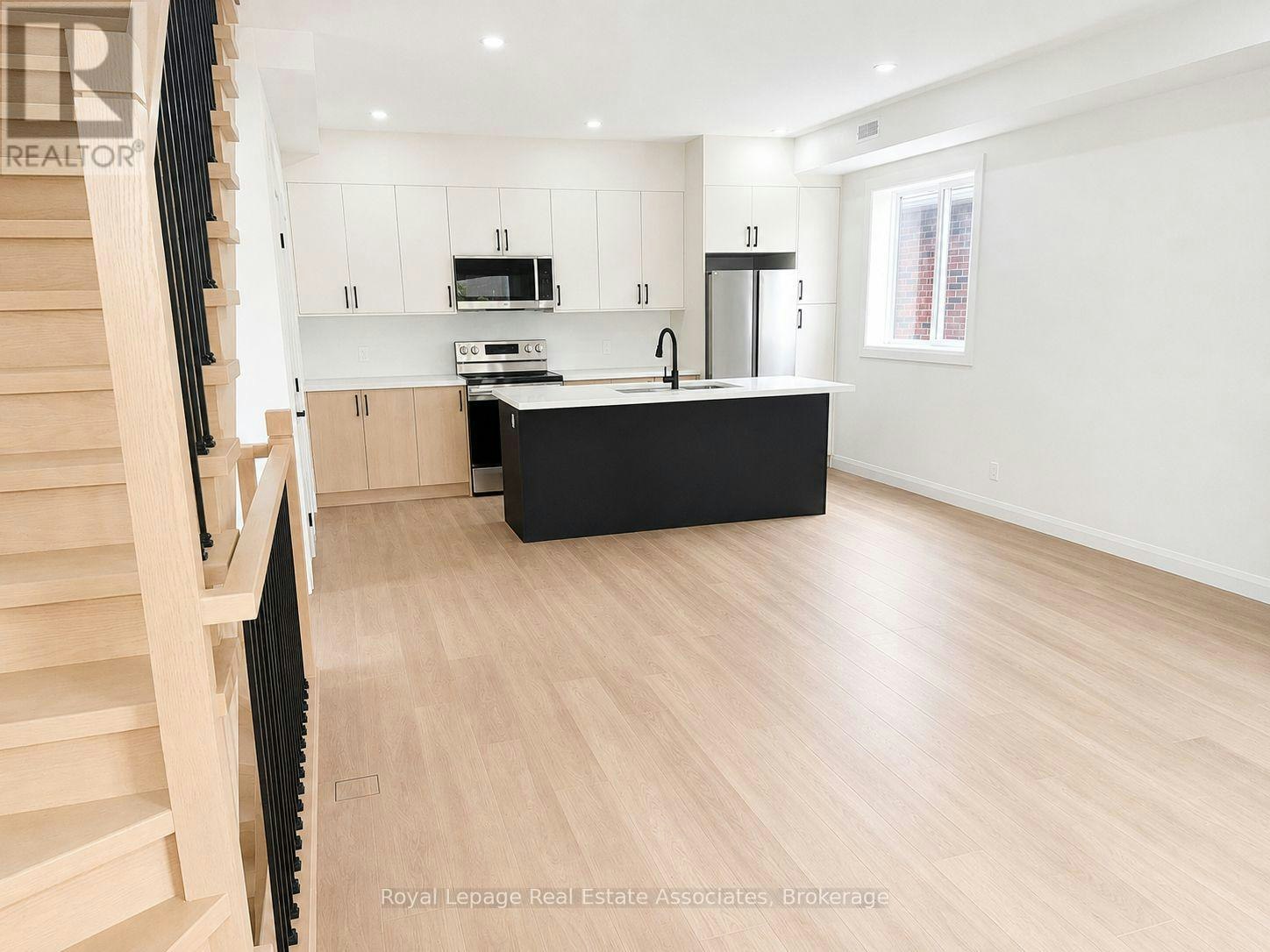 5 SFN-17 White Avenue, Toronto, ON, M6N 1S7 - 2