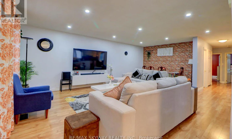 282B Brock Street W