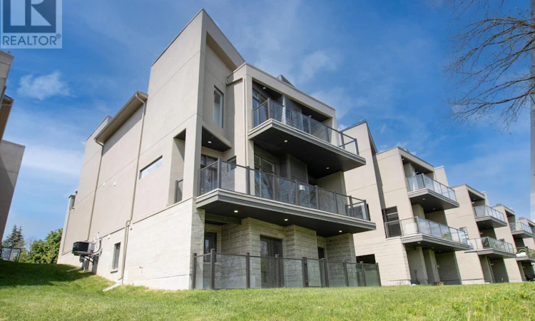 11-495 Oakridge Drive