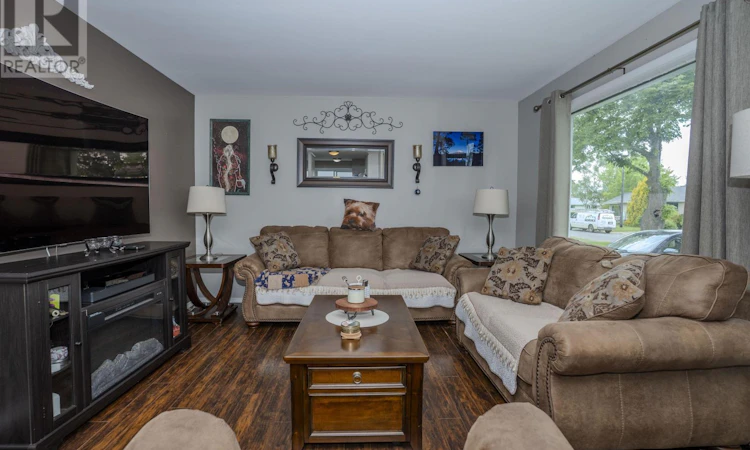 728 Linwood Crescent