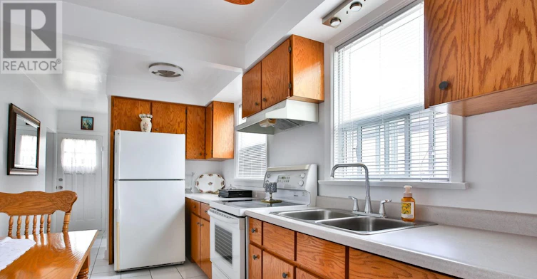 12 Newton Drive, Toronto, ON, M2M 2M7 - 5