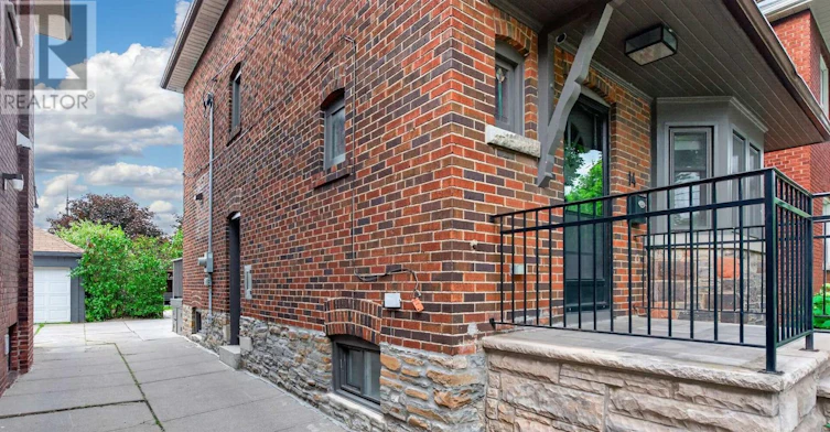 14 Mortimer Avenue, Toronto, ON, M4K 1Z8 - 3