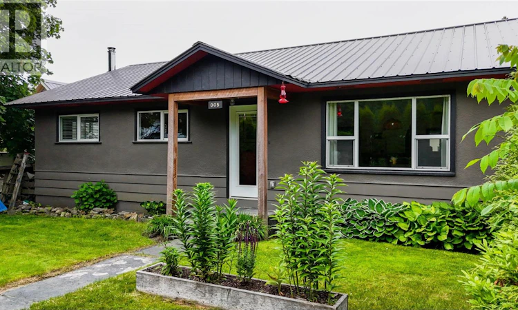 805 Victoria Road