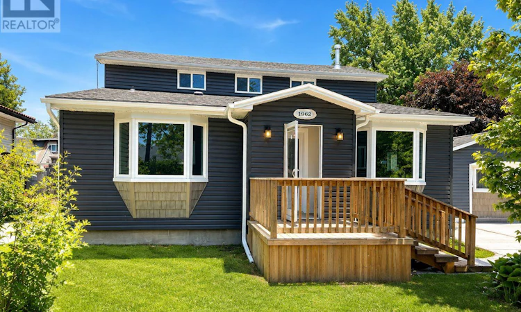 1962 Franklin Avenue W