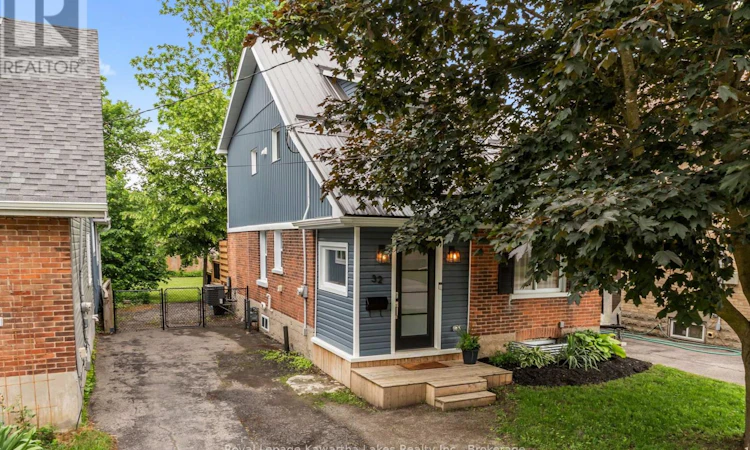 32 Simcoe Street
