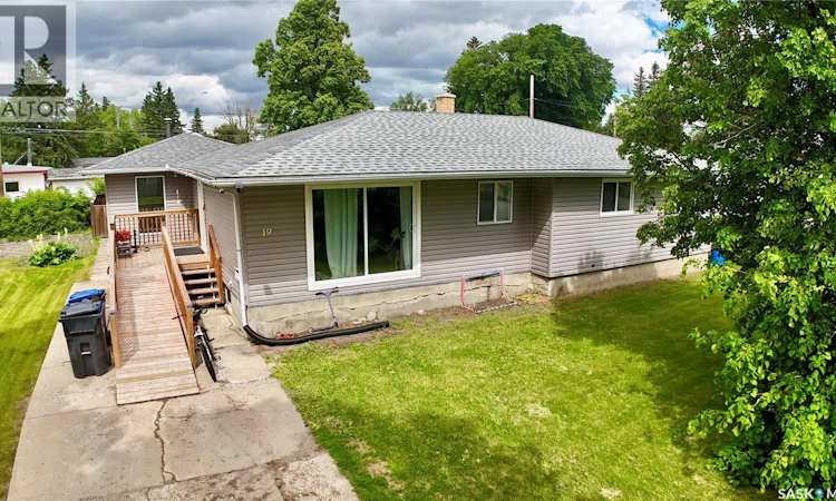 19 Logan Crescent W