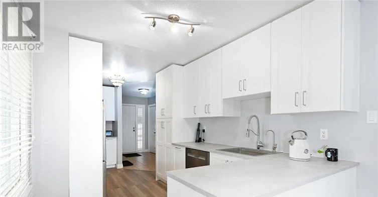 8 Buss Court, Thorold, ON, L2V 5B1 - 5