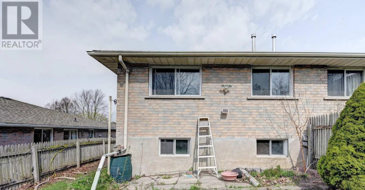 11 Dinison Crescent, Kitchener, ON, N2E 2W3 - 12