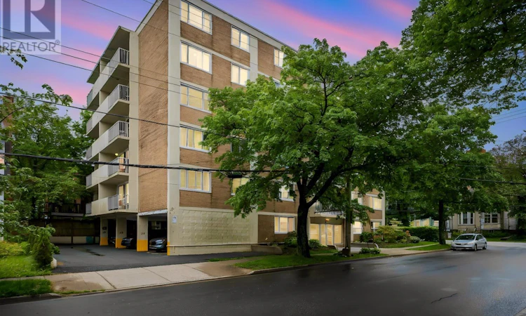 404-990 Mclean Street
