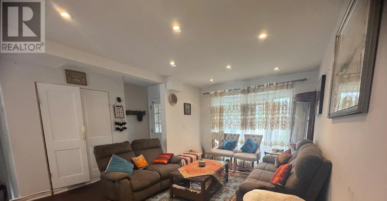 24 Valhalla Court, Aurora, ON, L4G 5W3 - 3