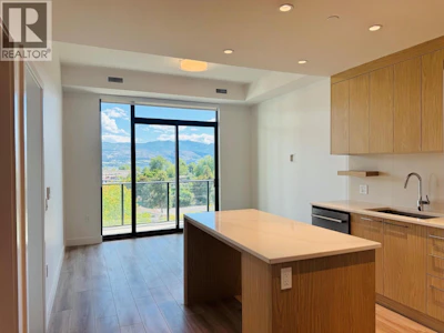 610-3051 Abbott Street - 4