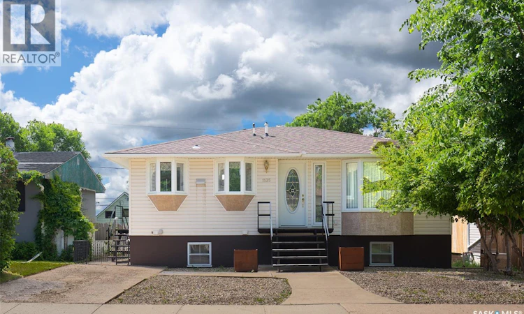1135 Caribou Street W