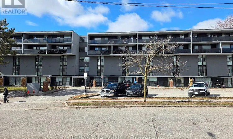 108-454 Centre Street S