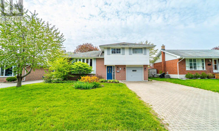 645 Hayden Crescent