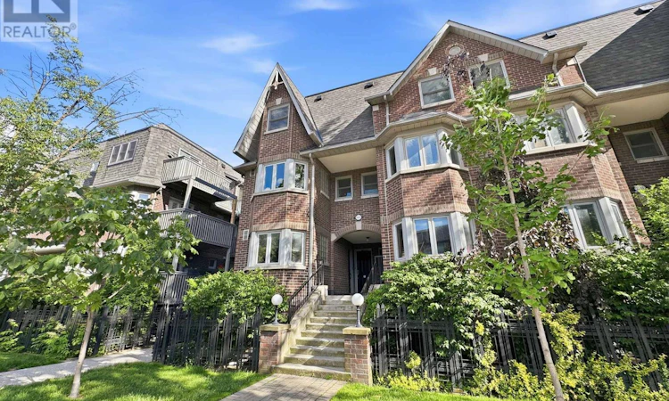 B-889 Adelaide Street W