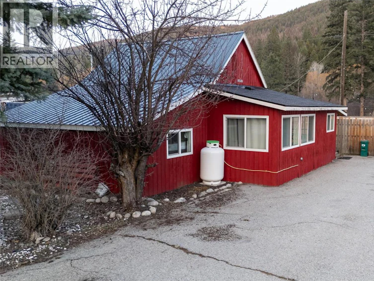 5844 33 Highway, Beaverdell, BC, V0H 1Y0