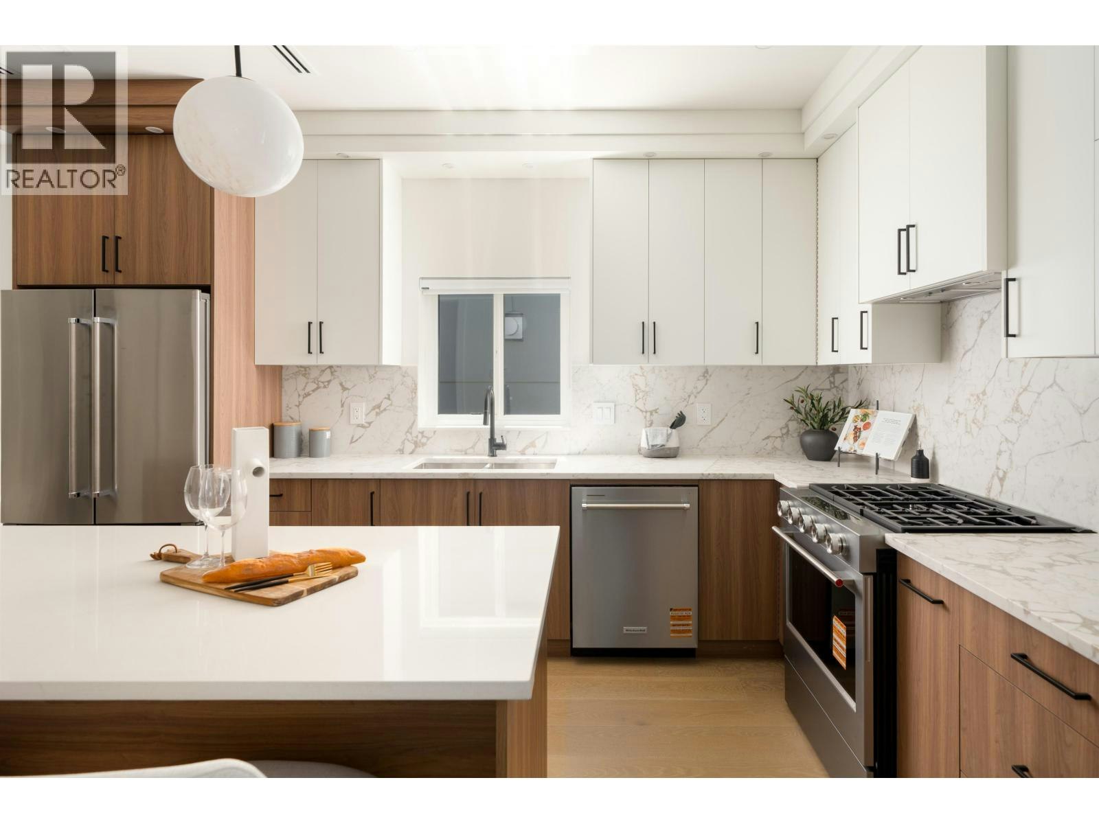 2-6176 Elgin Avenue, Burnaby, BC, V5H 3S4