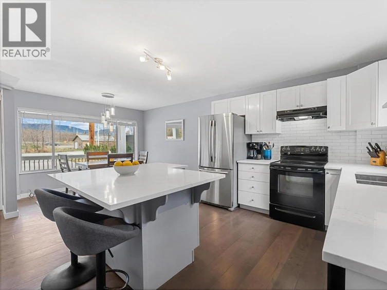 482 N Snowsell Street, Kelowna, BC, V1V 2C7 - 2