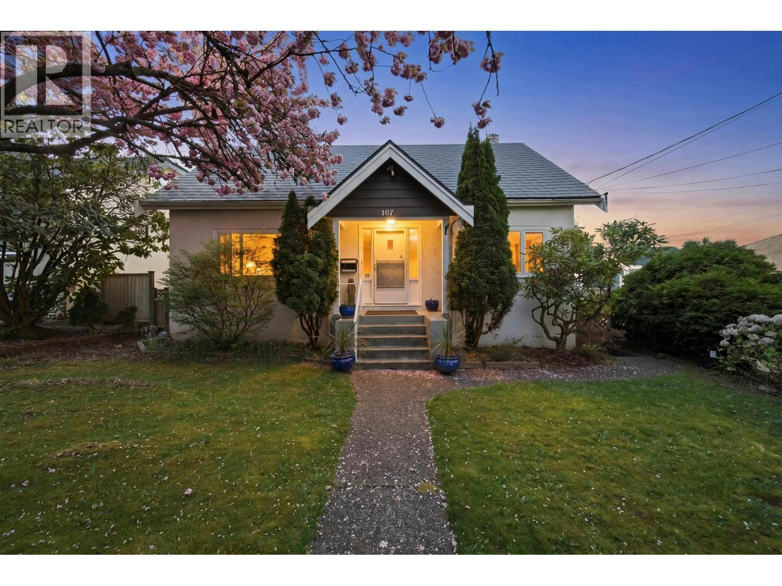 107 Seventh Avenue, New Westminster, BC, V3L 1W2
