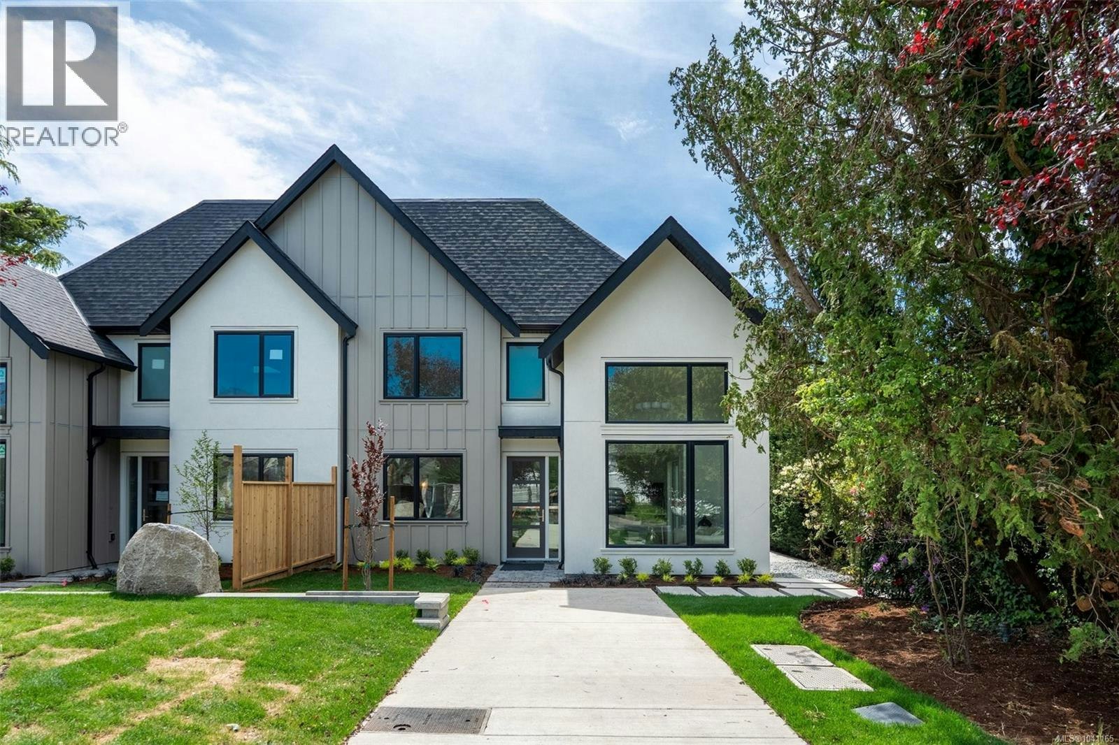 2-2455 Hamiota Street, Oak Bay, BC, V8R 2N1